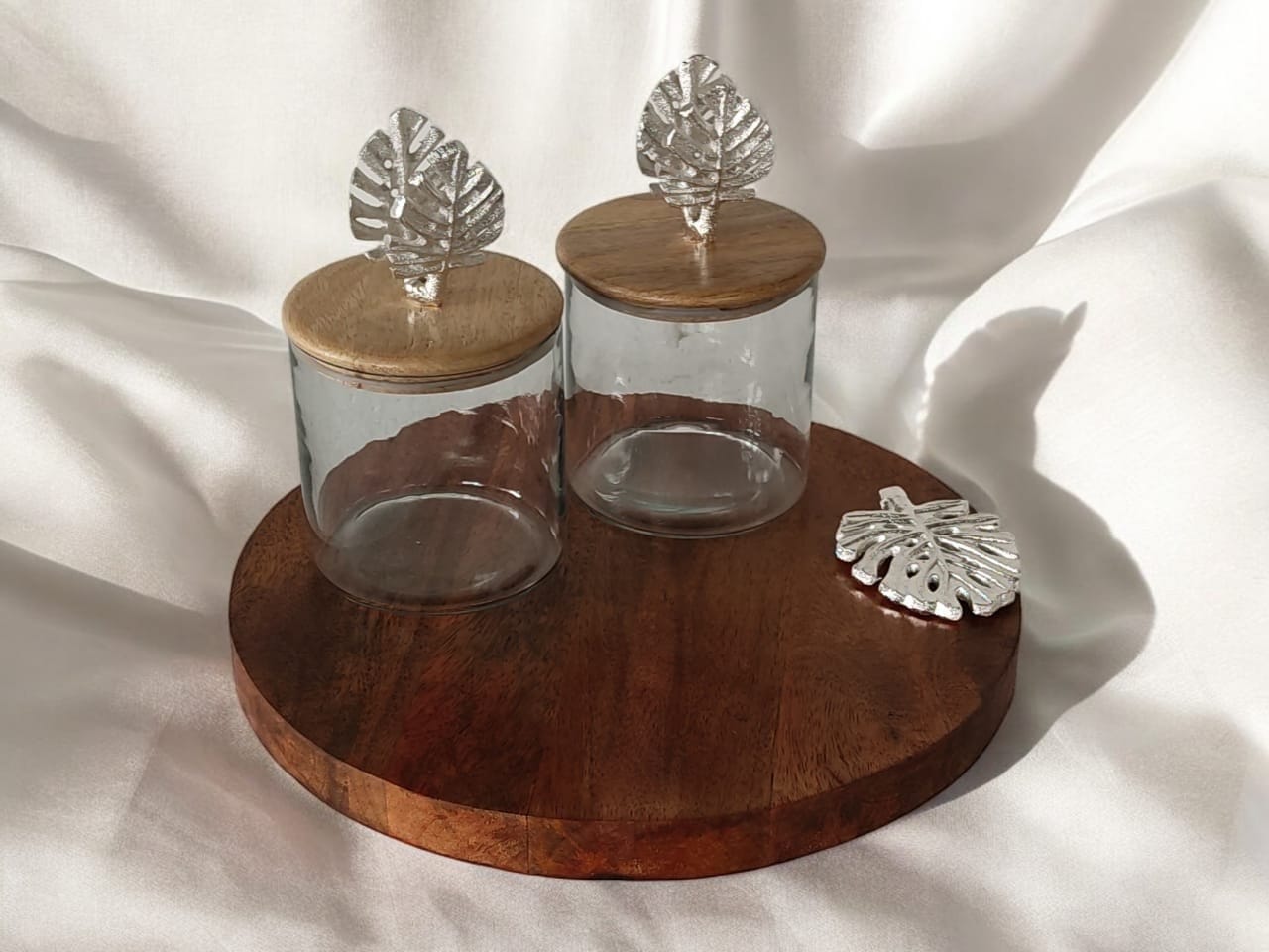 4inch round wood tray with glass 4 inch jars